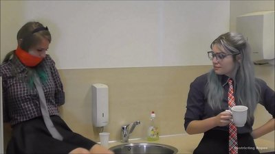 Beroende / bunden och munkavle / kvinna i nöd