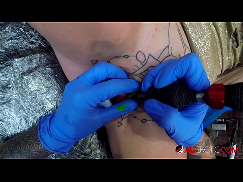 ❤️ Extremt tatuerade snyggingen Sully Savage fick en tatuering på sin klitoris Porno at sv.hentai-ita.ru ❌️❤